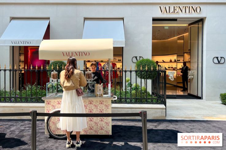 Le stand de glaces gratuites Cédric Grolet pour la Maison Valentino pendant la Fashion Week Haute Couture