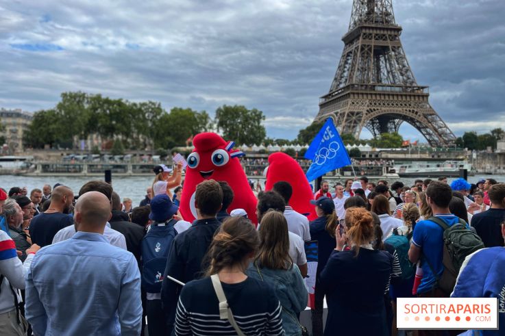 Athlètes et flambeau de Paris 2024