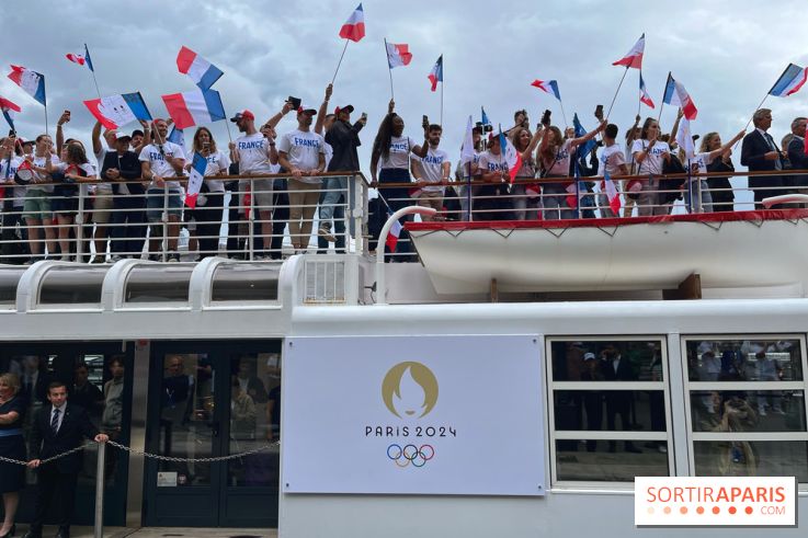 Athlètes et flambeau de Paris 2024