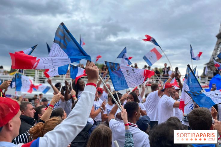 Athlètes et flambeau de Paris 2024