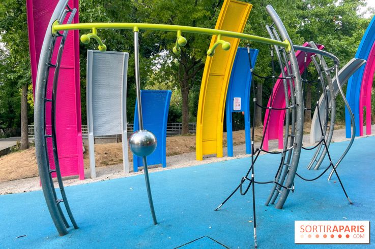 Le Jardin du Dragon, l'aire de jeux colorée au parc de la Villette