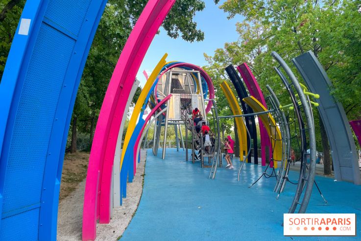 Le Jardin du Dragon, l'aire de jeux colorée au parc de la Villette