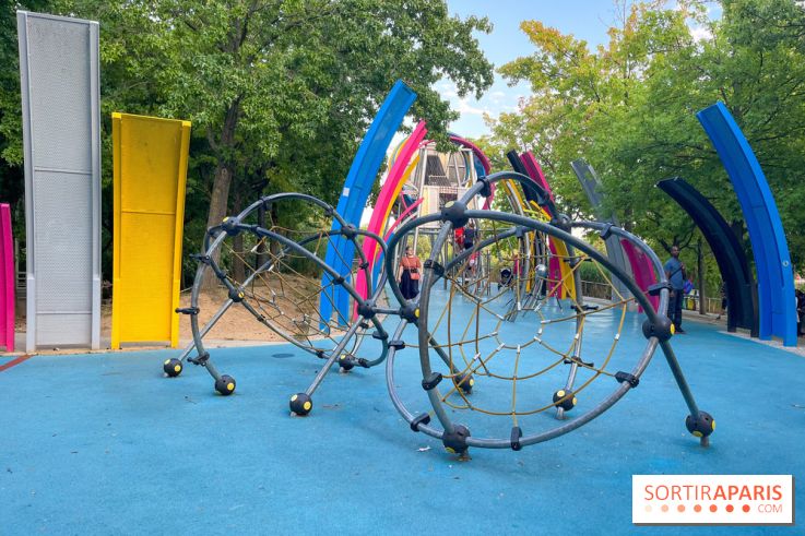 Le Jardin du Dragon, l'aire de jeux colorée au parc de la Villette