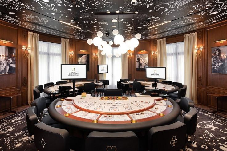 Une table de Punto Banco au Club Barriere