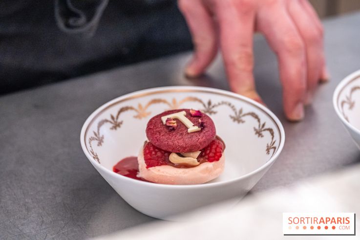 Le tea time du Bar à desserts de Ladurée Champs-Elysées -  A7C2251