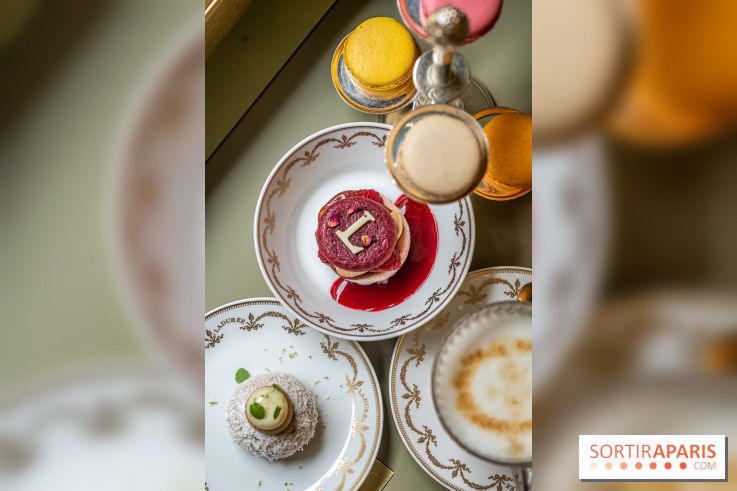 Le tea time du Bar à desserts de Ladurée Champs-Elysées -  A7C2257