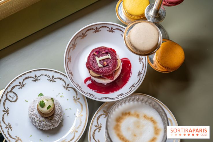 Le tea time du Bar à desserts de Ladurée Champs-Elysées -  A7C2260
