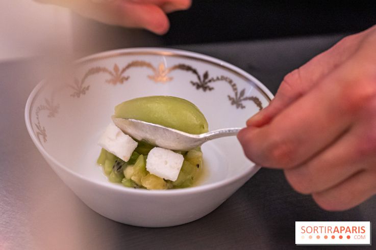 Le tea time du Bar à desserts de Ladurée Champs-Elysées -  A7C2309