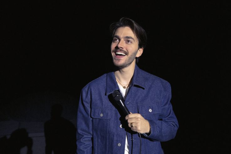 Panayotis Pascot : de nouvelles dates annoncées à Paris pour son spectacle Entre les deux 