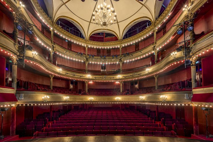 La Tendresse : une exploration des masculinités au Théâtre des Bouffes Parisiens