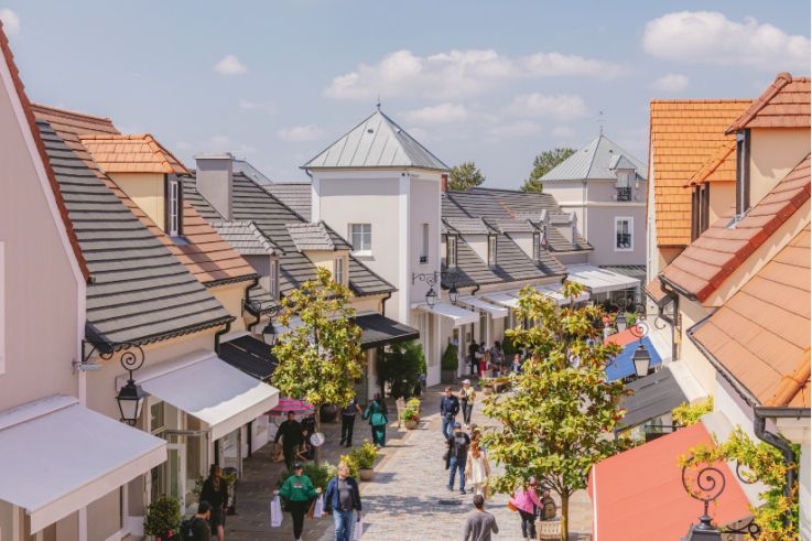 Amoureuses et amoureux de Shopping, des offres irresistibles vous attendent à la Vallée Village, près de Paris !