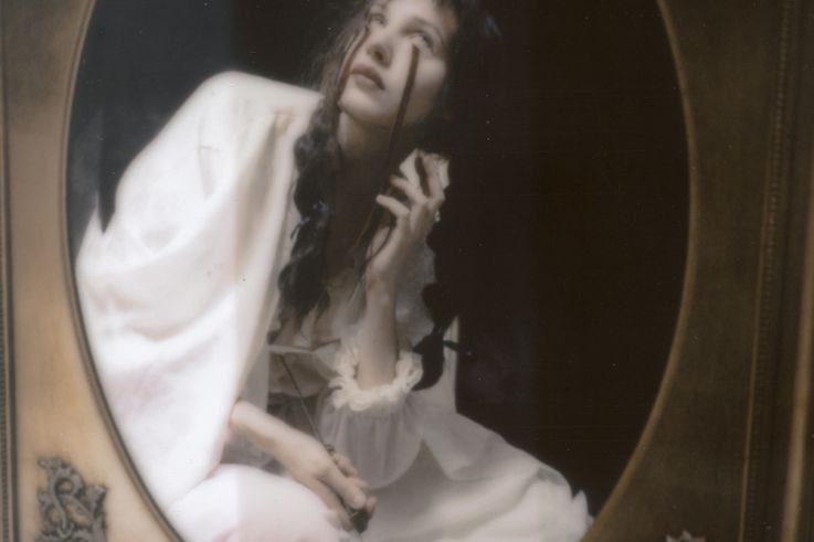 Campagne #32556 - (c) Célia Schoutenden   In loving memory of GS   Série eternal whisper   Autoportrait   courtesy Baxton Gallery   The analog Festival 2024