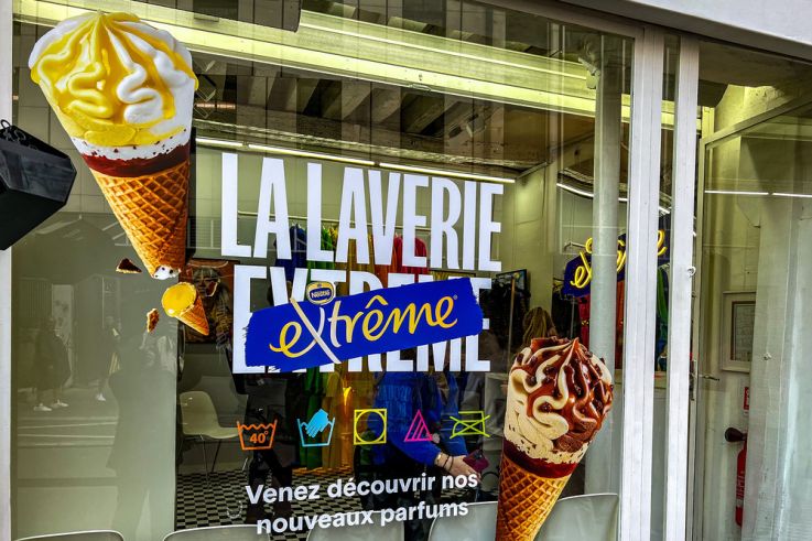Bar à glaces éphémère et gratuit dans une laverie à Paris