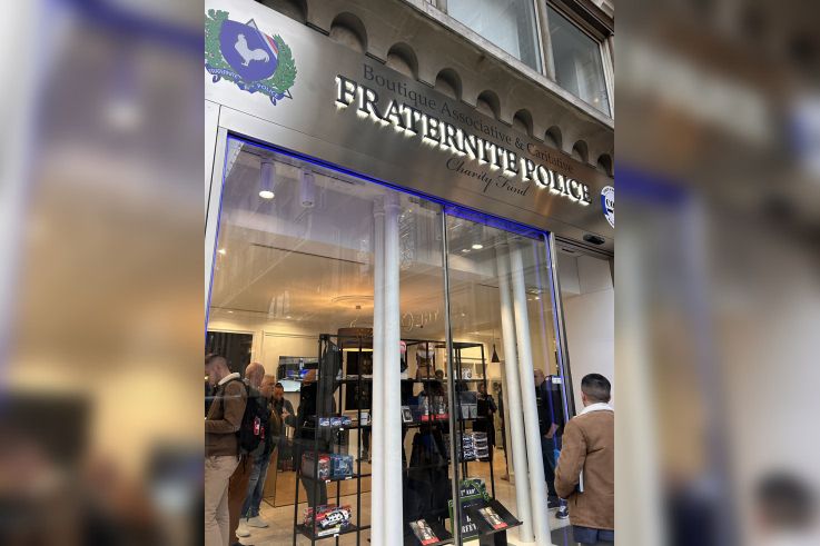 Simulateur de tir, écusson de la Bravm, T-shirt de la BAC, mug de la BRI, champagne des stups… la police ouvre sa boutique à Paris