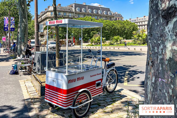 Miu-Miu distribue des livres et des glaces gratuites sur les quais parisiens ! - image00014