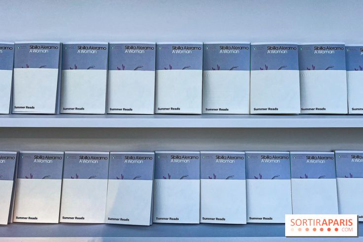 Miu-Miu distribue des livres et des glaces gratuites sur les quais parisiens !