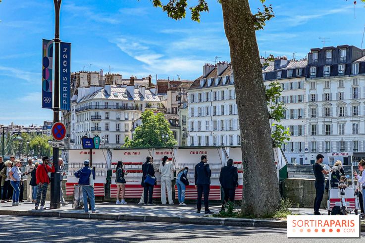 Miu-Miu distribue des livres et des glaces gratuites sur les quais parisiens !