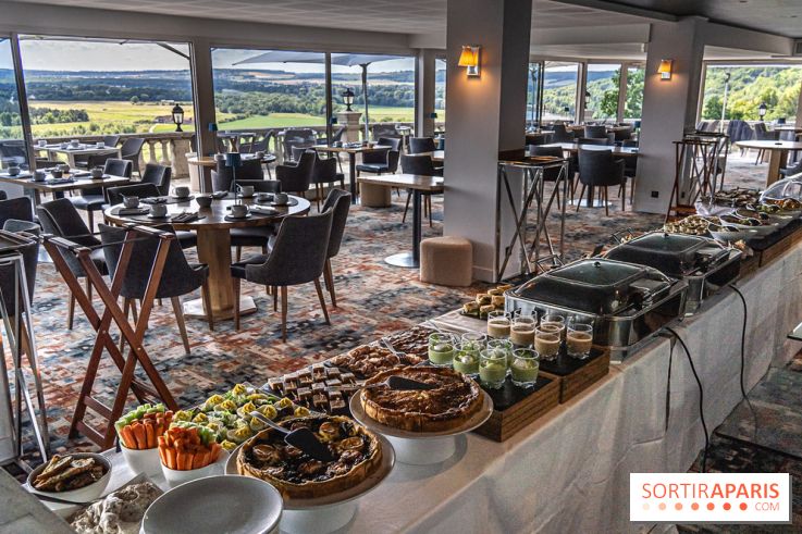 Le Brunch à volonté du belvédère au Domaine de la Corniche dans les Yvelines - photos -  buffet