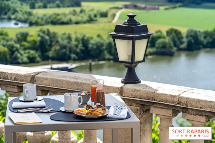 Le Brunch à volonté du belvédère au Domaine de la Corniche dans les Yvelines - photos -  table en terrasse avec vue