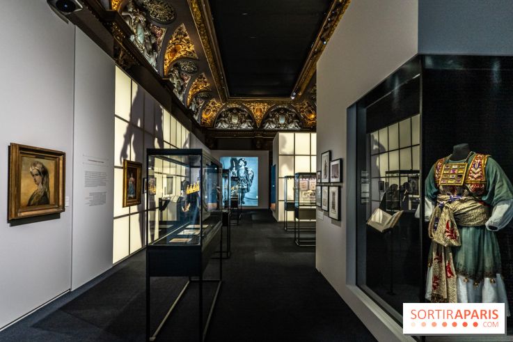 Exposition 'Bijoux de Scène de la Comédie Française' à l'hôtel historique de Mercy-Argenteau qui se dévoile