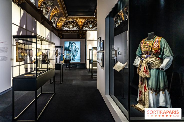 Exposition 'Bijoux de Scène de la Comédie Française' à l'hôtel historique de Mercy-Argenteau qui se dévoile