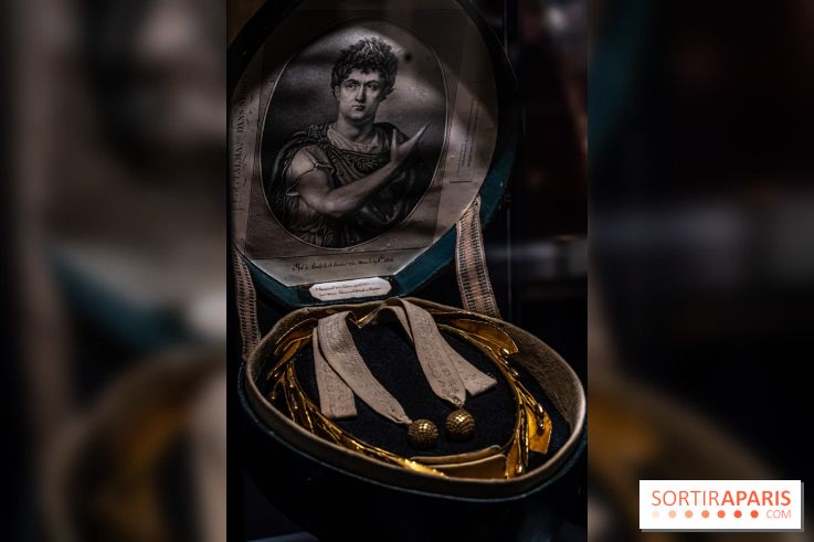 Exposition 'Bijoux de Scène de la Comédie Française' à l'hôtel historique de Mercy-Argenteau qui se dévoile