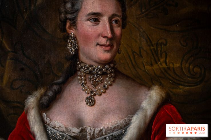 Exposition 'Bijoux de Scène de la Comédie Française' à l'hôtel historique de Mercy-Argenteau qui se dévoile