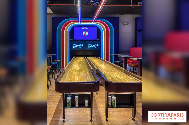 Shuffled, l'enseigne de shuffleboard à Boom Boom Villette