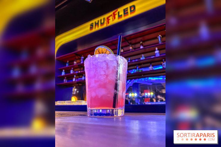 Shuffled, l'enseigne de shuffleboard à Boom Boom Villette