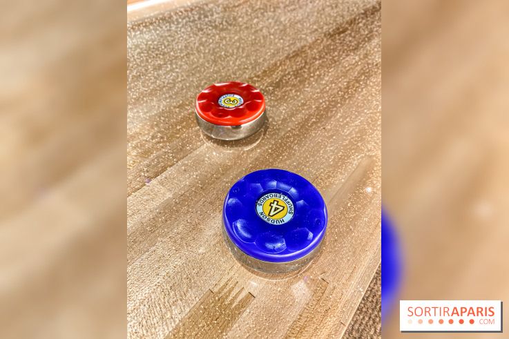 Shuffled, l'enseigne de shuffleboard à Boom Boom Villette