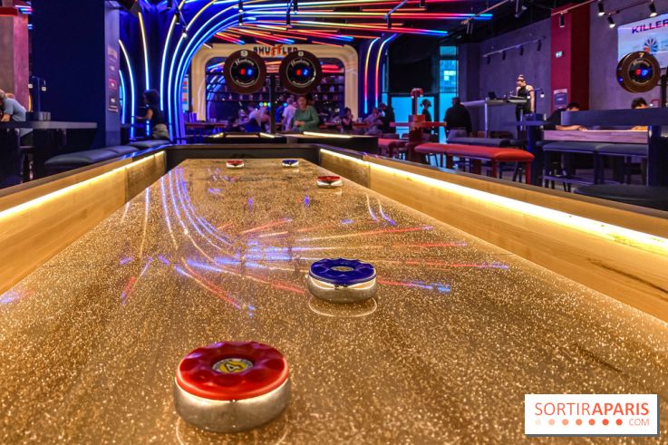 Shuffled, l'enseigne de shuffleboard à Boom Boom Villette