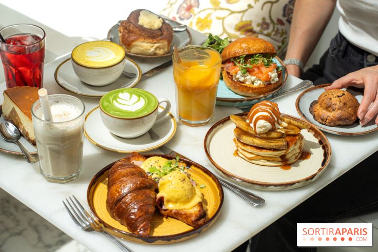 Inform Café, le coffee shop brunch  sur fond de monument historique au Citéco -  table 
