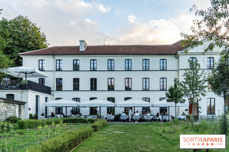 La terrasse dans un jardin avec vue Tour Eiffel du Marguerite 1606 au Domaine de la Reine Margot -  A7C1351