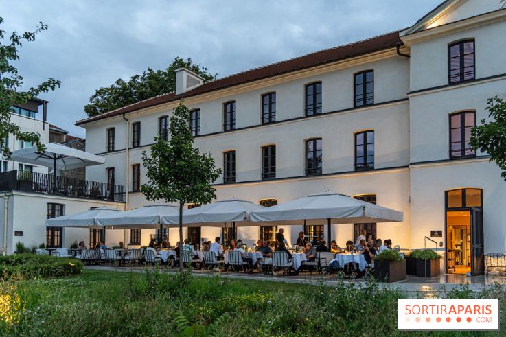 La terrasse dans un jardin avec vue Tour Eiffel du Marguerite 1606 au Domaine de la Reine Margot -  A7C1370