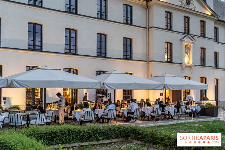 La terrasse dans un jardin avec vue Tour Eiffel du Marguerite 1606 au Domaine de la Reine Margot -  A7C1373