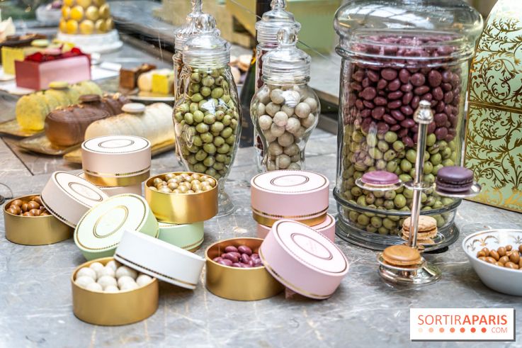 La bûche coffrets de Noël en trompe l'œil de Ladurée 2024 par Julien Alvarez et les créations de fête