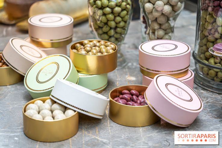 La bûche coffrets de Noël en trompe l'œil de Ladurée 2024 par Julien Alvarez et les créations de fête