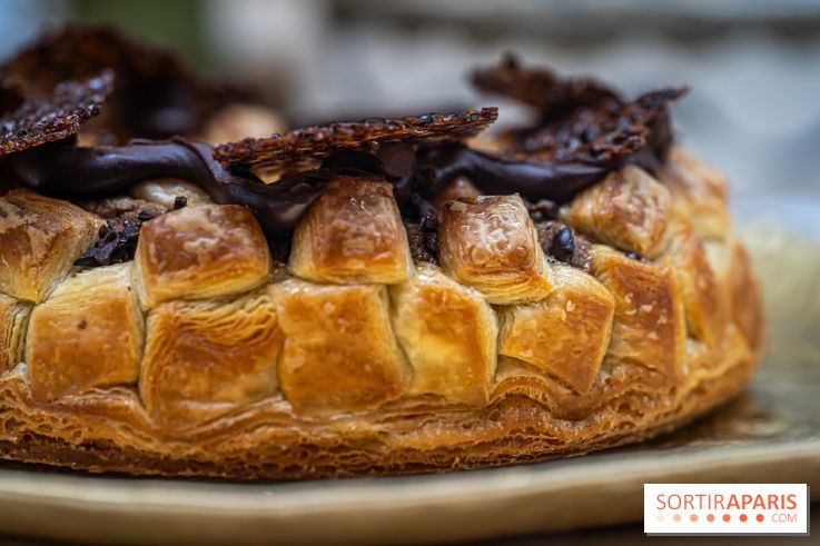 La bûche coffrets de Noël en trompe l'œil de Ladurée 2024 par Julien Alvarez et les créations de fête -  galette des rois 2025