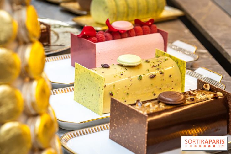 La bûche coffrets de Noël en trompe l'œil de Ladurée 2024 par Julien Alvarez et les créations de fête