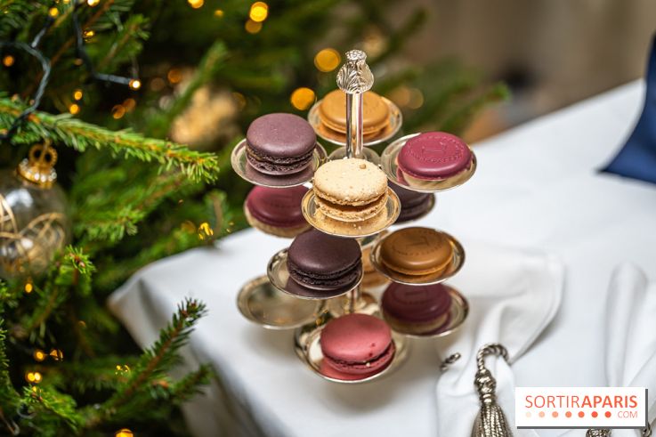La bûche coffrets de Noël en trompe l'œil de Ladurée 2024 par Julien Alvarez et les créations de fête -  macarons