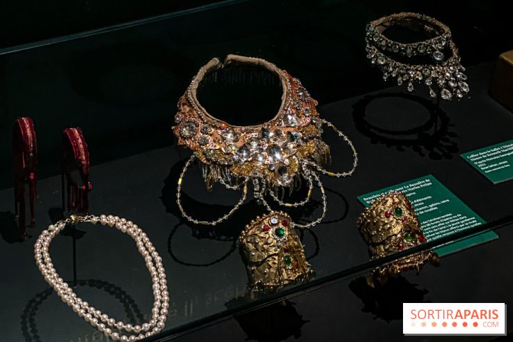 Bijoux de scène de l'Opéra de Paris : l'exposition de parures merveilleuses au Palais Garnier