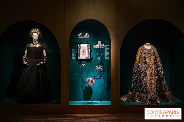 Bijoux de scène de l'Opéra de Paris : l'exposition de parures merveilleuses au Palais Garnier - IMG 2528 jpg