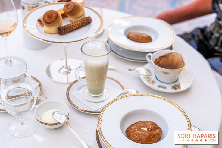Le tea time Impérial de Noël du Ritz Paris, l'expérience exceptionnelle - les photos -  Présentoir sucré - scone, gaufrette chocolat et Gavotte et feuilleté aux pommes