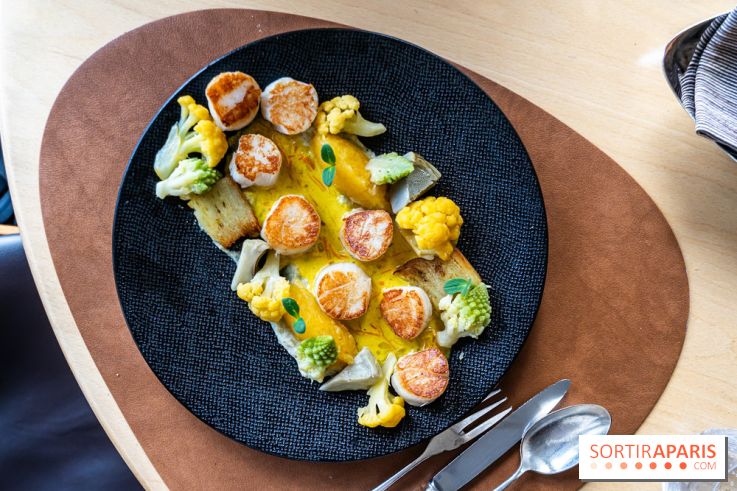 La Table du Château à Dampierre-en-Yvelines, le restaurant face au château - nos photos -  t Jacques poêlées, sauce aux épices douces et crème fraîche de Normandie 