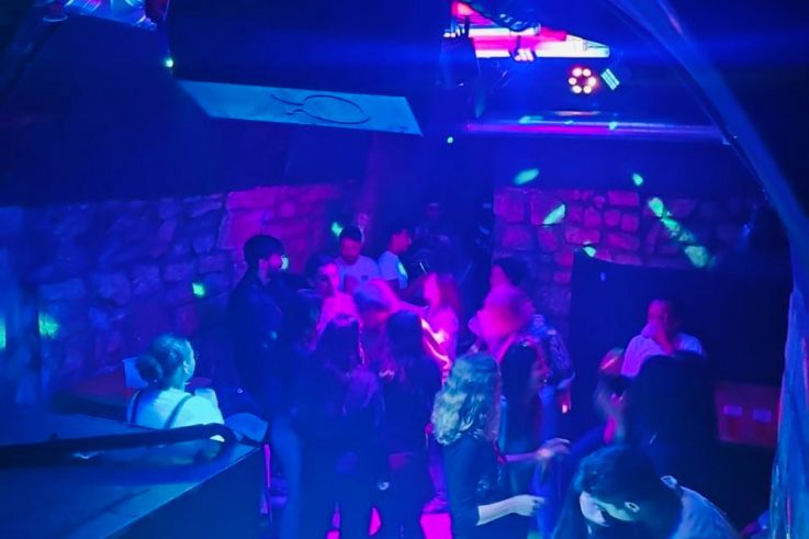 Un lieu inédit et festif : un pub / une discothèque et même un speakeasy bar (au même endroit)