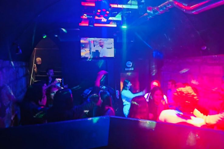 Un lieu inédit et festif : un pub / une discothèque et même un speakeasy bar (au même endroit)