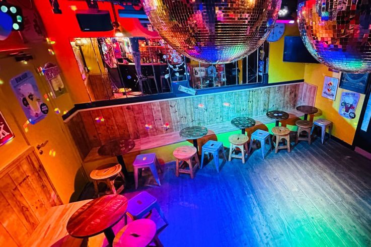 Un lieu inédit et festif : un pub / une discothèque et même un speakeasy bar (au même endroit)