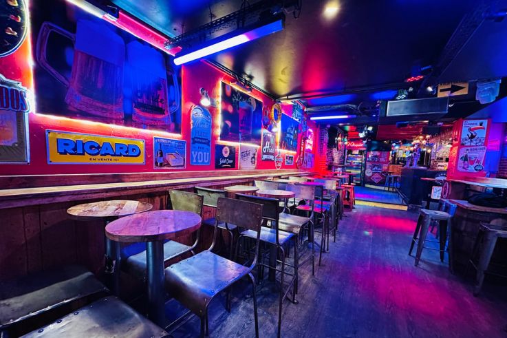 Un lieu de fête énorme : un pub / une discothèque et même un speakeasy-bar caché dans une chapelle souterraine