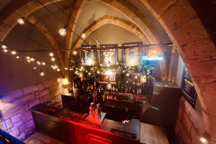 Un lieu de fête énorme : un pub / une discothèque et même un speakeasy-bar caché dans une chapelle souterraine