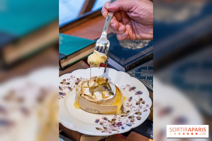 Le Bistro des Livres, le restaurant français pour les amoureux des bouquins -  camembert rôti